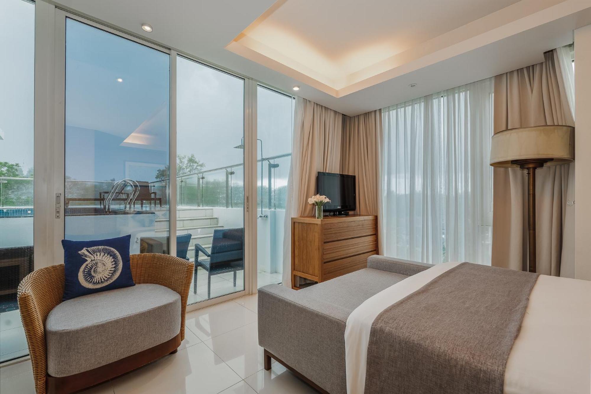 Splash Beach Resort, Maikhao Phuket - Sha Extra Plus Mai Khao Ngoại thất bức ảnh A bedroom at the hotel