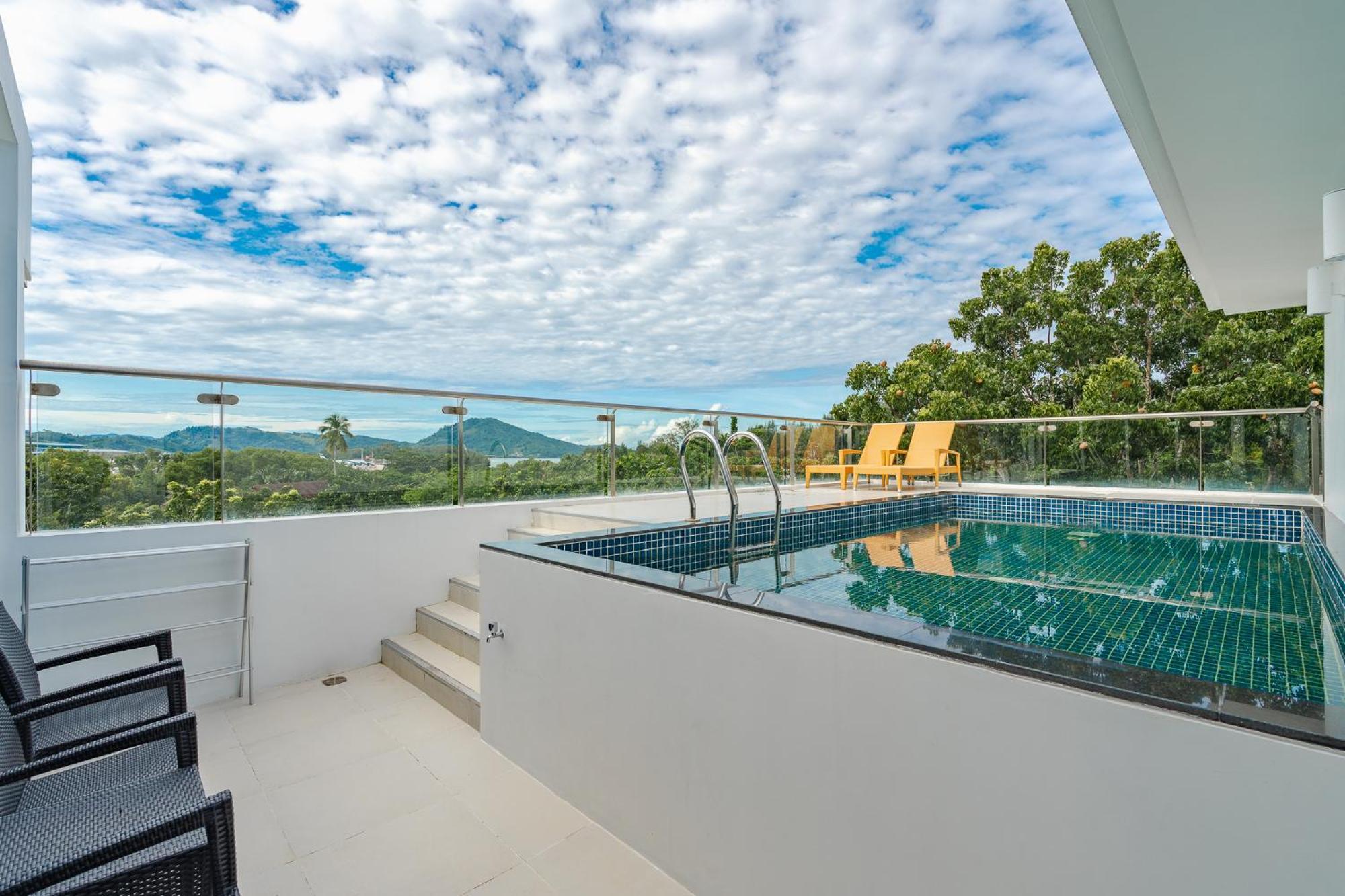 Splash Beach Resort, Maikhao Phuket - Sha Extra Plus Mai Khao Ngoại thất bức ảnh The rooftop pool at the hotel