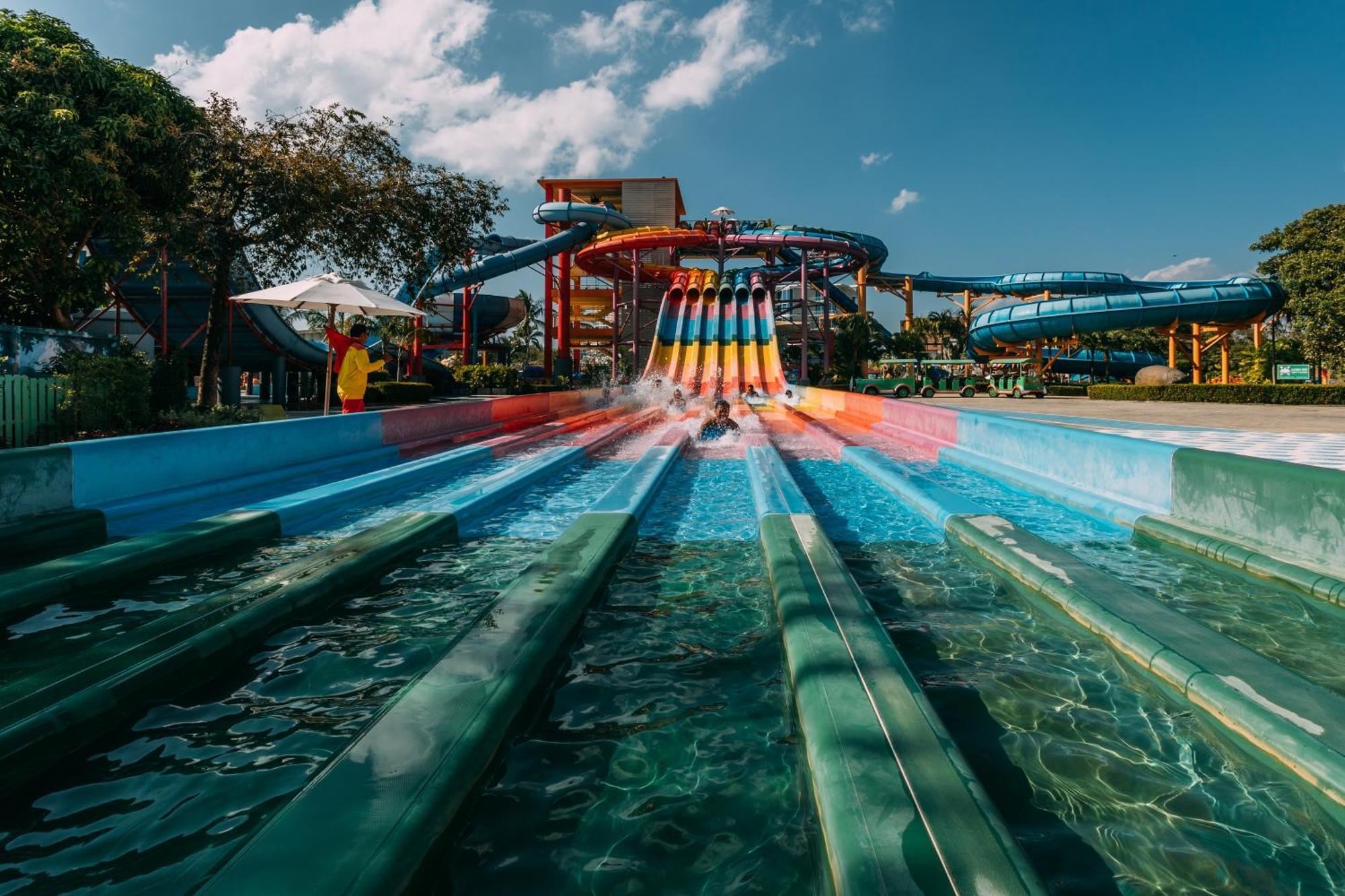 Splash Beach Resort, Maikhao Phuket - Sha Extra Plus Mai Khao Ngoại thất bức ảnh The 5-lane waterslide at Splash Jungle Water Park