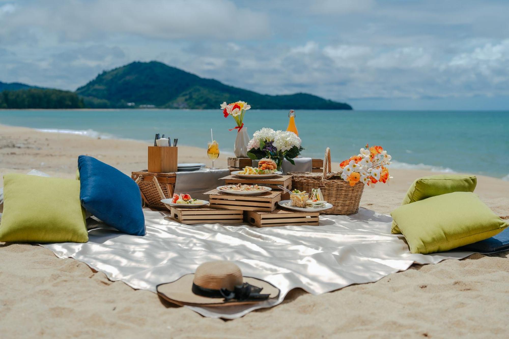 Splash Beach Resort, Maikhao Phuket - Sha Extra Plus Mai Khao Ngoại thất bức ảnh A beach picnic