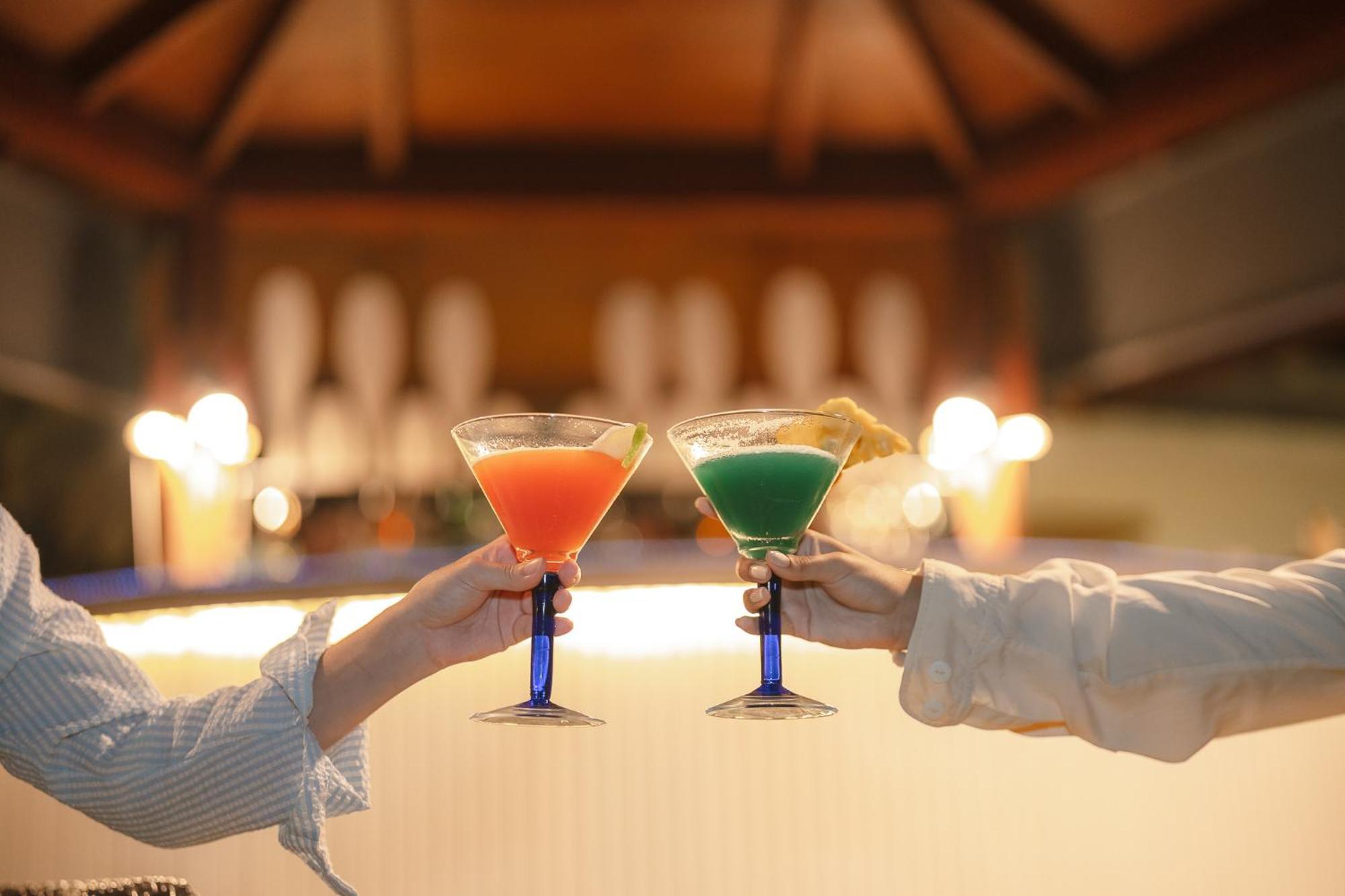 Splash Beach Resort, Maikhao Phuket - Sha Extra Plus Mai Khao Ngoại thất bức ảnh Two people toasting with cocktails