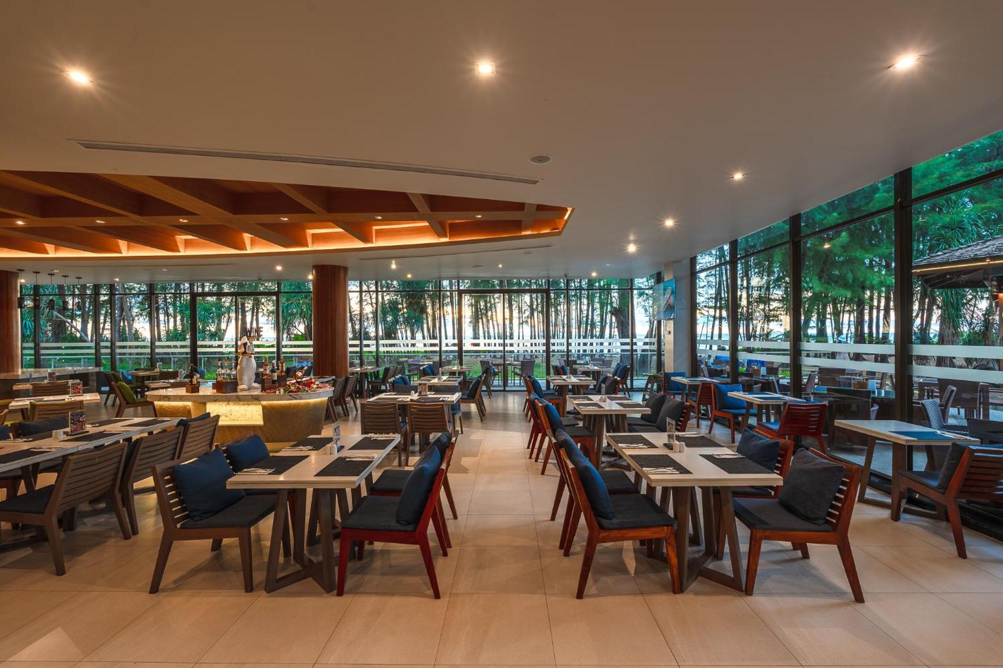 Splash Beach Resort, Maikhao Phuket - Sha Extra Plus Mai Khao Ngoại thất bức ảnh The interior of the restaurant
