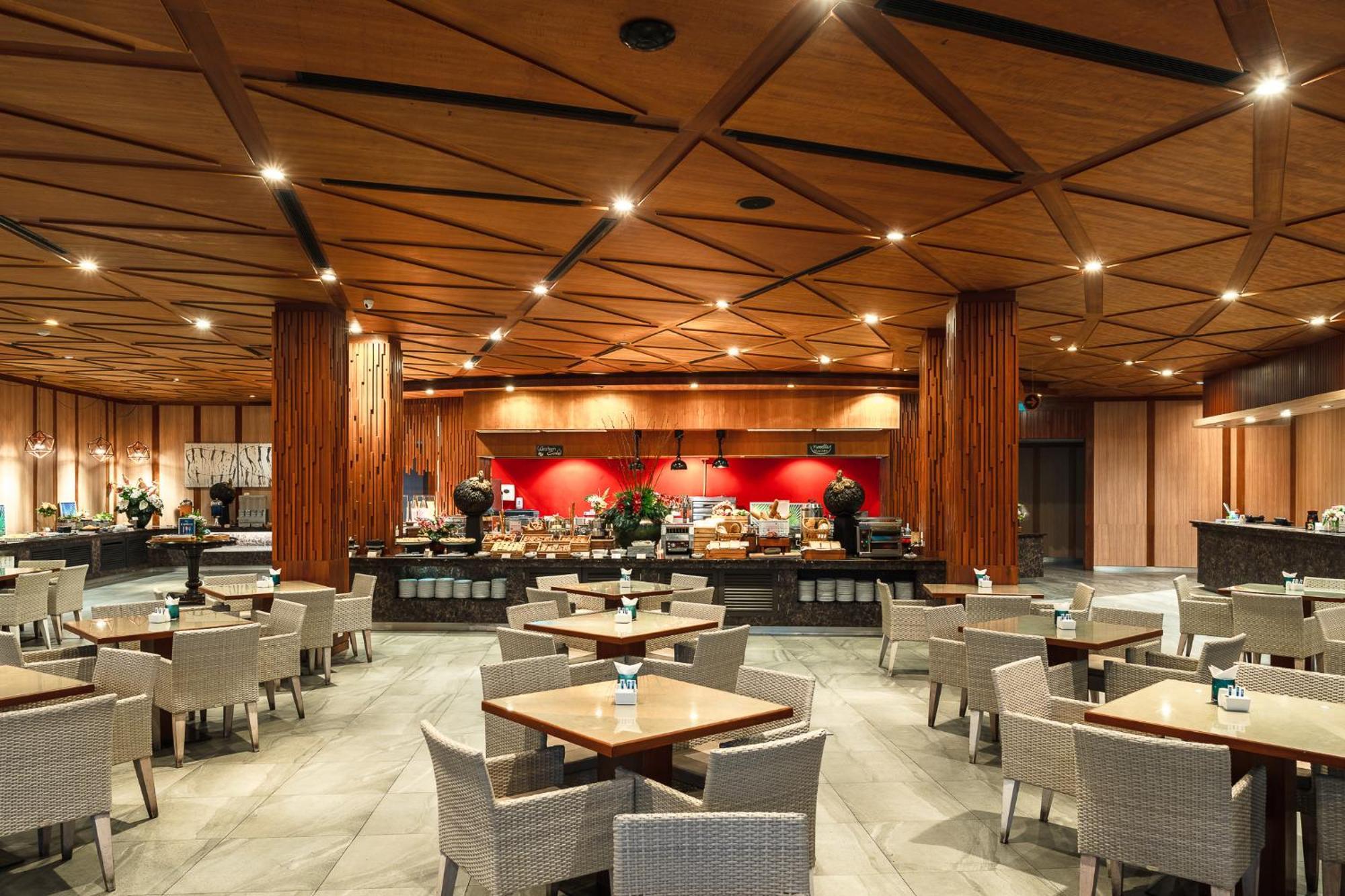 Splash Beach Resort, Maikhao Phuket - Sha Extra Plus Mai Khao Ngoại thất bức ảnh The interior of the restaurant