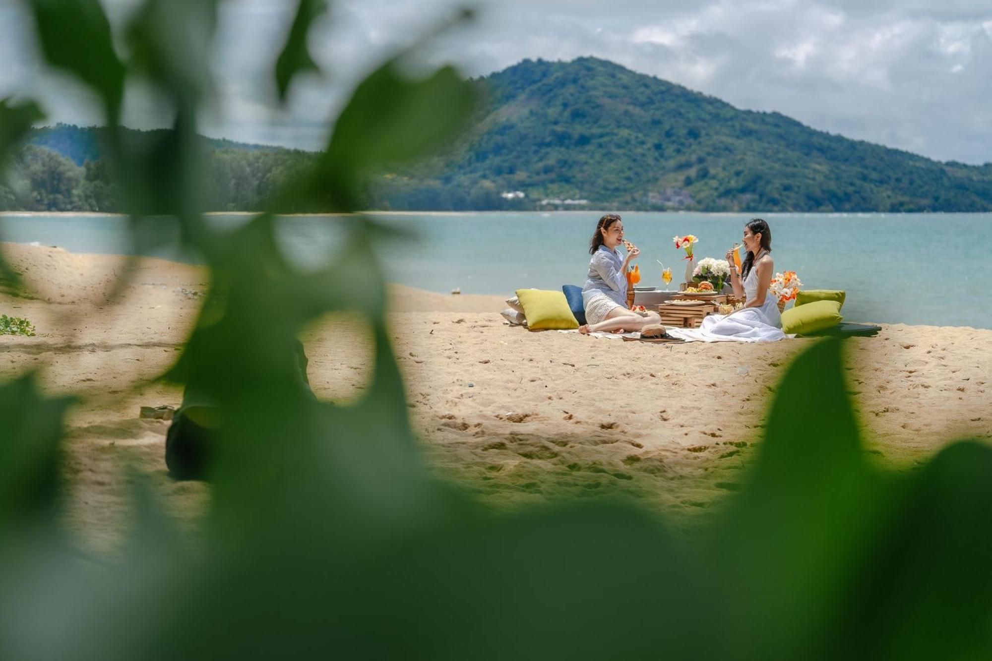 Splash Beach Resort, Maikhao Phuket - Sha Extra Plus Mai Khao Ngoại thất bức ảnh A picnic on the beach